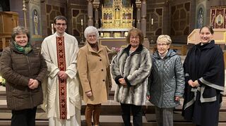 Für langjährige Mitgliedschaft und jahrzehntelanges Engagement im Kirchenchor St. Alban Hardheim wurden im Cäciliengottedienst am Sonntag in Hardheim vier Sängerinnen geehrt. Das Bild zeigt (von links): Vorsitzende Irmgard Farrenkopf, Pfarrer Christian Wolff, Ursula Götz, Ingrid Bayer, Renate Pietschmann und Chorleiterin Jutta Biller. Es fehlt bei den Geehrten auf dem Bild Helga Englert.
