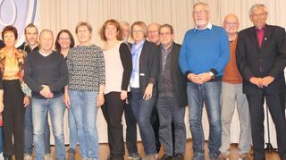 Beim Kommersabend zum 100. Geburtstag des TSV Jahn Kreuzwertheim gab es zahlreiche Auszeichnungen. Das Bild zeigt alle Geehrten zusammen mit den Vertretern von Verein und Verbänden sowie den Laudatoren der neuen Ehrenmitglieder.