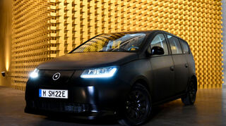 mid Groß-Gerau - Inszeniert im Corporate Identity des Technologie-Partners Continental: der Solar-Stromer Sion.