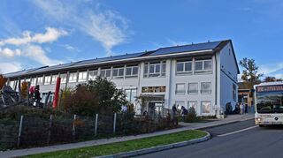 Zurzeit wird an der Martin-von-Adelsheim-Schule im Rahmen des Ganztagskonzepts an vier Nachmittagen unterrichtet. Die Schule möchte zum Schuljahr 2023/24 den Nachmittagsunterricht auf drei Tage reduzieren. Befragungen von Schülern, Eltern und Lehrkräften haben mit einer Mehrheit von 93 Prozent eine Unterstützung dieses Vorhabens ergeben. Der Gemeinderat erteilte seine Zustimmung. Jetzt kann der Antrag beim Schulamt gestellt werden.