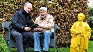 Wolf Wiecherts (Mitte) Gedichtband „Restsüße. Zwischen Leben und Tod“ wird im Atelier Schwab vorgestellt. Zudem sind auch Kompositionen von Alexander Wolf (links) zu hören.