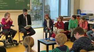 Bürgermeister Nick Schuppert war einer der prominenten Vorleser am bundesweiten Aktionstag für das Lesen, an dem sich auch die Gemeinschaftschule Weikersheim beteiligte.