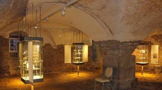 Der Blick in einen Ausstellungsraum zur Jungsteinzeit im Gewölbekeller des Deutschordensmuseums.