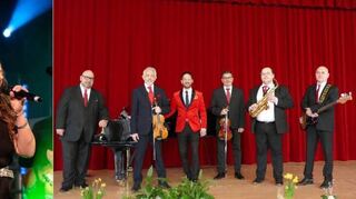 Die Soul- und Jazzsängerin Silvia Baumann sorgt zusammen mit dem Kurorchester Bad Mergentheim für einen zauberhaften Adventsnachmittag.