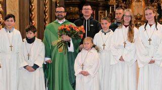 Pater Adam Wachnio wurde aus der Seelsorgeeinheit Külsheim/Bronnbach verabschiedet. Das Bild zeigt ihn mit den Ministranten und Messner Adam Rolla nach seinem letzten Gottesdienst in der Klosterkirche in Bronnbach.