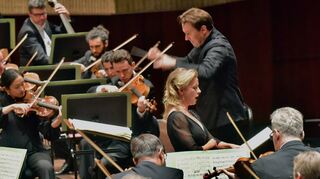 Trauer um die Menschheit: Sopranistin Astrid Kessler, Chefdirigent Alexander Soddy und das Nationaltheaterorchester bei Josts Requiem Æternam.