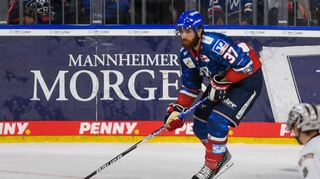 Beim 5:2-Erfolg in Ingolstadt schoss Adler-Verteidiger Thomas Larkin vor einer Woche sein erstes Saisontor.