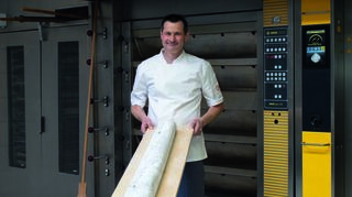 Insgesamt hat Jürgen Rücker unter anderem 11 kg Mehl, 4,5 kg Butter und 8,8 kg Sultaninen für die vier je zwei Meter langen Christstollen verbacken, die der Lions Club und Rotary Wertheim für einen guten Zweck verkaufen.