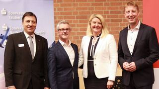 Geopolitik on Tour in Tauberbischofsheim: (von links) Martin Graser, Vorstandsmitglied der Sparkasse Neckartal Odenwald, Referent Ralf Schuster, Heike Rudolph und Wolfgang Reiner, sellvertretender Vorstandsvorsitzender der Sparkasse Tauberfranken.