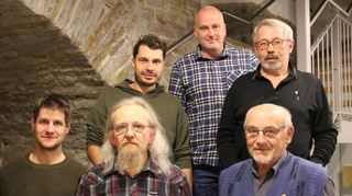 Die Geehrten (vorne, von links): Christian Wild, Dieter Burkhardt, Erich Hemmrich; zweite Reihe (von links): Jürgen Wild und Rudolf Bauer; hinten: Stefan Bier (Ortsvorsteher).