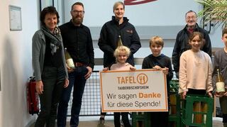 Willkommene Spende: 216 Flaschen Bio-Apfelsaft.
