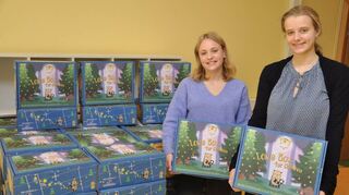 Luisa-Marie Kuhnert und Romy Wenzel (rechts) von der SMV des Matthias-Grünewald-Gymnasiums mit den Geschenkpäckchen.