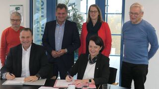 Groß war die Freude über die Vertragsunterzeichnung bei (von links) Ingo Ortel, Thomas Beier, Wolfgang Stein, Birgit Tschöp (Geschäftsleitung Markt Triefenstein), Kerstin Beckenbrock und Klaus Scheller.