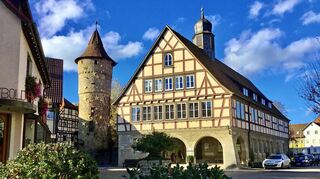 Eitel Sonnenschein und Weihnachtsmarkt-Dekoration am Niederstettener Rathaus: Das freundliche Bild vom Mittwochnachmittag spiegelt nicht das zerrüttete Verhältnis zwischen Gemeinderat und Bürgermeisterin wider.