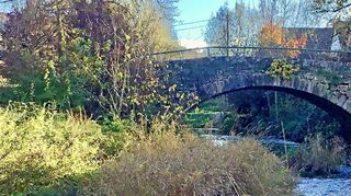 Idyll mit wenig romantischer Baustubstanz: Die Vorbachzimmerner Vorbachbrücke muss saniert werden.