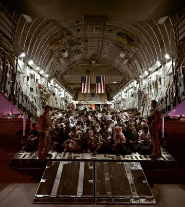 Nicht jeder konnte gerettet werden: Am Flughafen Kabul spielten sich im Jahr 2021 verzweifelte Szenen ab.