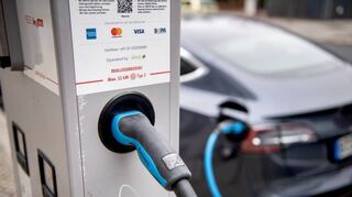 Eine lange Strecke mit dem Elektroauto sollte gut geplant werden, damit man rechtzeitig eine Ladesäule ansteuern kann.