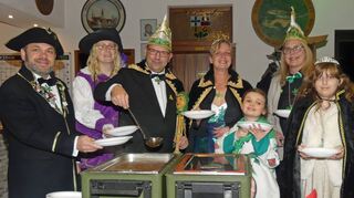 Über die Kalrobensuppe freuen sich (von links) Zeremonienmeister Carsten Wirth, Tine Hopf, Prinz Alex II., Prinzessin Heidrun I., die Vorsitzende Susann Schäfer, Antonia und Kinderprinzessin Jasmin IV.