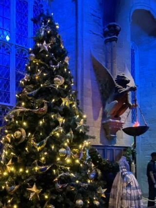 Weihnachtlich ist die Große Halle geschmückt.