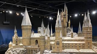 Mit einer leichten Puderzuckerschicht überzogen präsentiert sich „Hogwarts in the snow“ bis Mitte Januar während der Warner Bros. Studio Tour bei London.