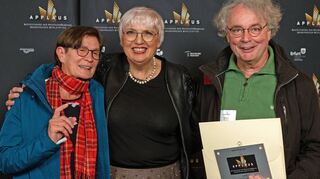 Preisverleihung: Kulturstaatsministerin Claudia Roth zusammen mit den Weikersheimer Club-Aktiven Elsbeth Schmidt (links) und Norbert Bach.
