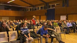 Etwa 150 Bürger waren zur Einwohnerversammlung gekommen und stellten ihre Fragen.