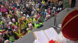 Aus einem großen Buch las der Nikolaus bei der Weihnachtseröffnung den Kindern und allen Besuchern vor.