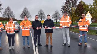 An der Abzweigung Richtung Assamstadt gaben der Leiter der Straßenmeisterei Bad Mergentheim, Michael Baun, Bauleiterin Gianna Sannicola (Konrad-Bau),Projektverantwortlicher Michael Suppinger), Bürgermeister Joachim Döffinger, Landrat Christoph Schauder, Stefan Laufer und Markus Metz (von links) den Autobahnzubringer K 2877 offiziell wieder für den Verkehr frei .