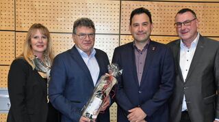 Der frühere Weikersheimer Bürgermeister Klaus Kornberger (Zweiter von links) wurde nach 24 Jahren verabschiedet und Neumitglied Andreas Frickinger (Zweiter von rechts) aus Wallhausen von der Verbandsvorsitzenden Petra Weber und ihrem Stellvertreter Uwe Hehn beglückwünscht.