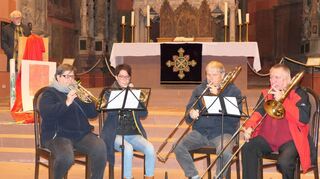 Beim gemeinsamen Singen von Advents-und Weihnachtsliedern mit dem Posaunenchor stimmten sich viele Wertheimer auf die Eröffnung des Weihnachtsmarkts und die Adventszeit ein.
