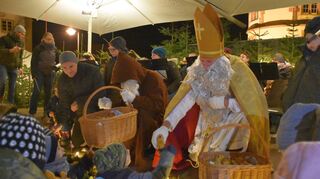 Der Nikolaus verteilte Gaben an Kinder bei der Eröffnung des Hardheimer Weihnachtsmarkts am Freitagabend.
