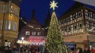 Sehr viel los war am Wochenendende auf dem Buchener Weihnachtsmarkt. Die Besucher genossen den Lichterglanz und das Angebot in der Innenstadt.