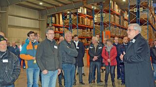 Unternehmenschef Roland Rüdinger (rechts) führte selbst durch die neuen Lagerhallen in Weikersheim. Unser Bild zeigt den mehrfach ausgezeichneten „Wachstumschampion“ mit einem Teil der Festgäste.