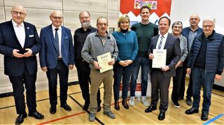 Für 25-jährige Mitgliedschaft im Verein Lebenshilfe Main-Tauber-Kreis überreichten Vorstandsvorsitzender Edmund Brenner (Zweiter von links) und Vorstandsmitglied Jörg Hasenbusch (rechts) die Ehrennadel in Silber an Johannes Reinhardt und den Assamstadter Bürgermeister Joachim Döffinger (beide mit Urkunde). Mit im Bild: Oberbürgermeister Udo Glatthaar, Pfarrer Johannes Weißenstein, Bundestagsabgeordnete Nina Warken, Vorsitzender Benjamin Czernin, Hildegard Beetz-Geier und der Weikersheimer Bürgermeister-Stellvertreter Norbert Beck (von links).