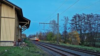 Auf dem Abstellgleis: Die Züge auf der Frankenbahn rauschen an Unterschüpf vorbei ohne zu halten – ebenso an drei weiteren Kommunen.