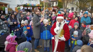 Der Besuch des Nikolauses war einer der Höhepunkte des Höpfinger Weihnachtsmarktes, der am Samstag in der Ortsmitte stattfand. Der Mann mit Bart und rotem Mantel – gespielt von Gundolf „Rotschi Nohe“ – sorgte bei den Kindern für strahlende Augen.
