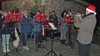 Mit adventlichen Weisen bereicherten Mitglieder der örtlichen Musikkapelle die erste Bergweihnacht in Uissigheim.