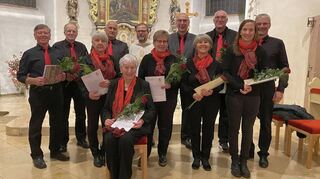 Bei der Jahreshauptversammlung des Kirchenchors Hollerbach-Oberneudorf wurden zahlreichen aktive Mitglieder für ihre langjährige Treue zum Verein ausgezeichnet. Das Bild zeigt die Geehrten mit dem Vorsitzenden Friedbert Röckel und Dekan Johannes Balbach.