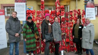 Mit einer Kunstaktion und vielen Informationen machten der Frauenverein Wertheim und weitere Partnerorganisationen auf die häusliche Gewalt gegen Frauen aufmerksam und zeigten Hilfen auf.