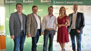 Hervorragend abgeschnitten haben bei der Gebietsprämierung des Badischen Weinbauverbands die Becksteiner Winzer. Über den Ehrenpreis und 55 Medaillen aus der Hand der Badischen Weinkönigin Jessica Himmelsbach (Zweite von rechts) freuen sich (von links) Fabian Bauer, WG-Vorstandsvorsitzender Martin Baumann, Geschäftsführer Michael Braun und Kellermeister Floria Döller.