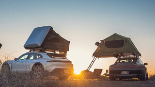 mid Groß-Gerau - Mit dem neuen Dachzelt von Porsche "Tequipment" verwandelt sich der Sportwagen in ein Hotelzimmer für Naturliebhaber.