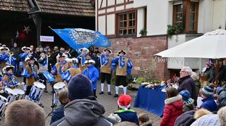 Allerhand geboten war beim Adventsmarkt in Dertingen. So stand beispielsweise ein Auftritt der Fränkischen Herolde auf dem Programm.