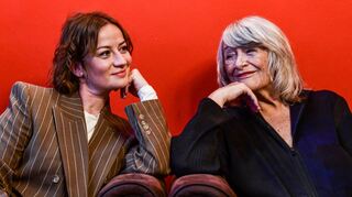 Alice Schwarzer (r.) und Nina Gummich sprechen über den ARD-Zweiteiler „Alice“.