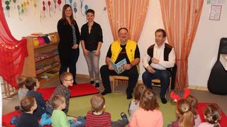 Bürgermeister Ralf Killian sowie Pfarrer Trudpert Kern beim Einlösen ihrer Wettschuld im Kindergarten „Entdeckerzwerge“ in Oberwittstadt.