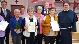 Ehrungen beim Kirchenchor. Im Bild von rechts Elisabeth Kirchgeßner, Dirigent Thorsten Schmitt, Marga Weber, Hilde Lauer, Franziska Kappes, Inge Albrecht, Vorsitzender Egon Sans, Irmgard Müller und Pater Josef.