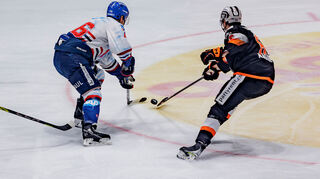 Matt Donovan von den Adlern Mannheim im Duell gegen Kevin Maginot von den Löwen Frankfurt.