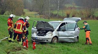 Feuerwehrleute am Unfallort in der Talaue kurz vor Stuppach: Warum das Fahrzeug aufs Bankett geriet und schließlich den Abhang hinunterfuhr ist noch unklar. Zwei Personen wurden verletzt.