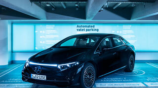 mid Groß-Gerau - Fahrerlos rangiert der Mercedes EQS im Parkhaus P6 des Stuttgarter Flughafens.