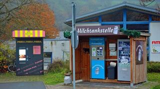 Die Automatengeschäfte sprießen in der ganzen Region. Rechts die Selbstbedienungs-„Milchtankstelle“ am nördlichen Weikersheimer Kreisel, links der neue Pizzaautomat.