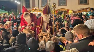Vorweihnachtliche Stimmung herrschte am Samstag auf dem Weihnachtsmarkt in Rosenberg. Ein Höhepunkt war der Besuch des Nikolauses.